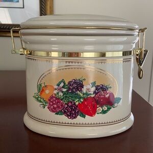 Collectable VTG Knotts Berry Farm Oval  Ceramic Cookie Jar Snap Rubber Seal Lid